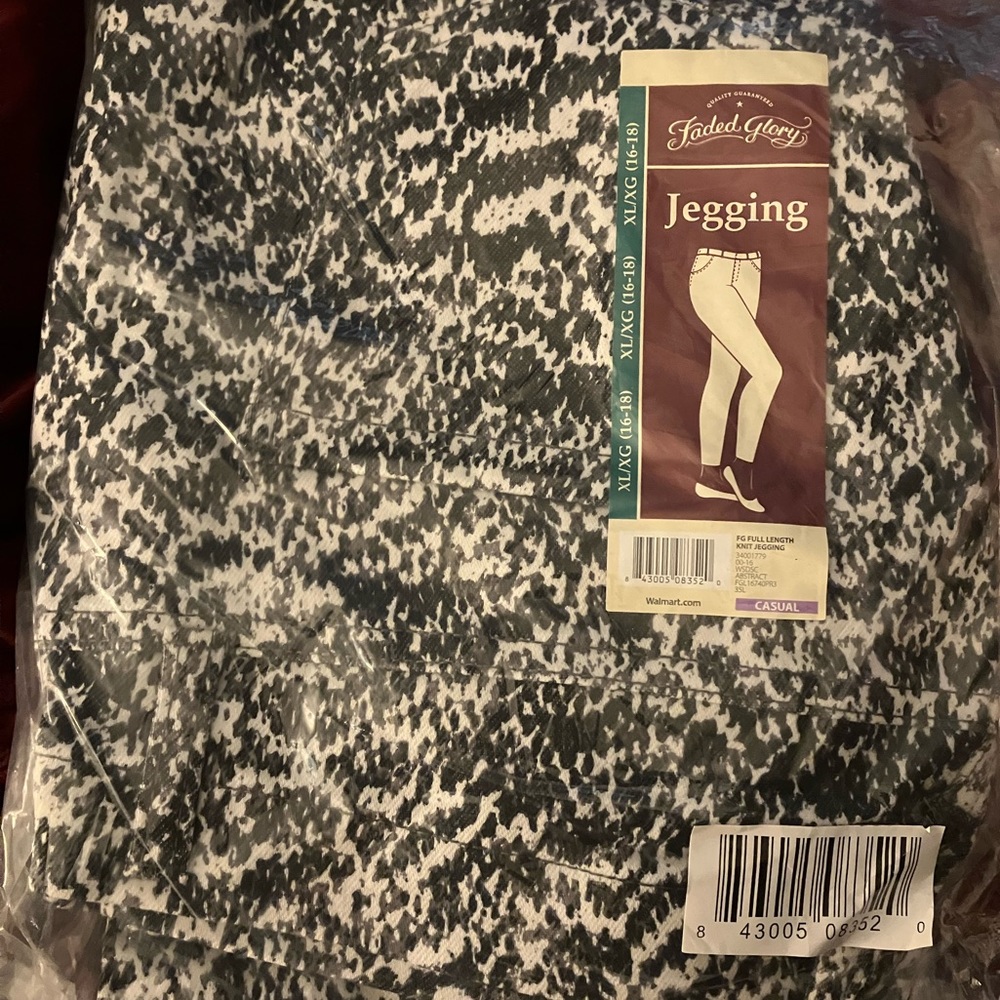 NWT Ladies Faded Glory Full Ankle Length Abstract Black, Gray, and White Print